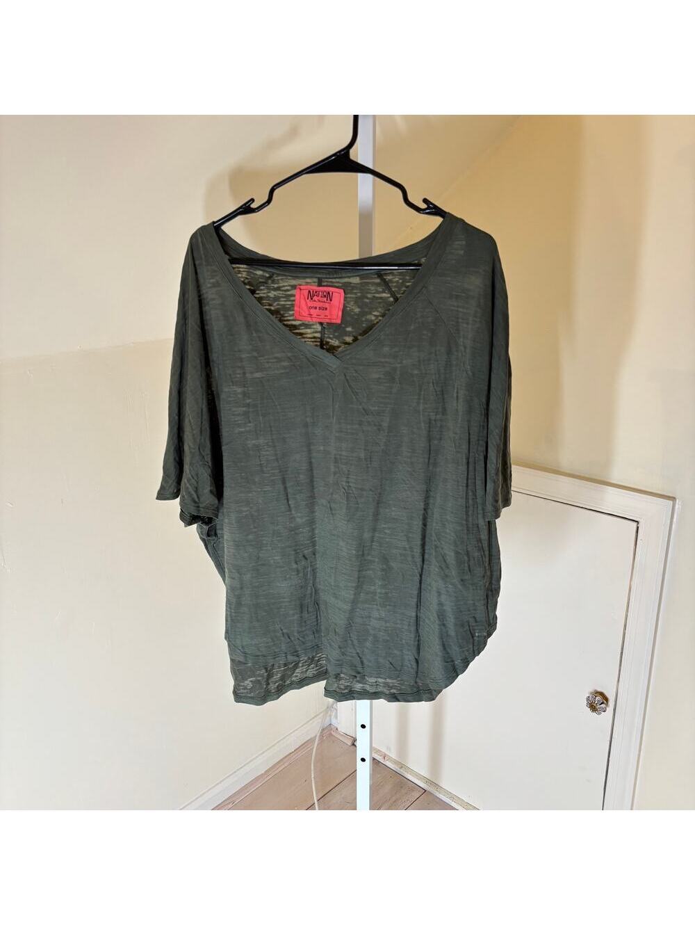 Nation LTD by Jen Menchaca EUC Women's Oversized Green V-Neck Tee One Size